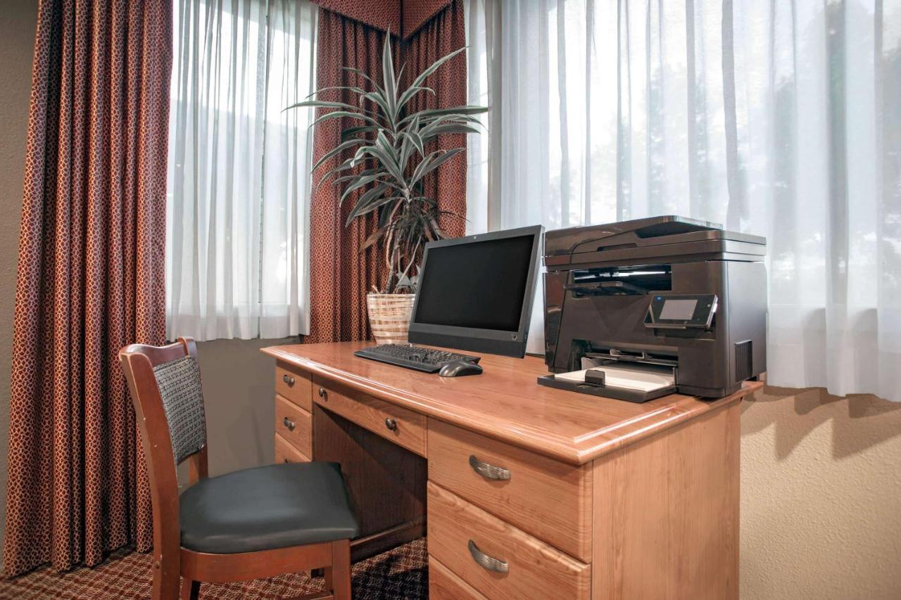 Hawthorn Suites By Wyndham Kent, Wa Eksteriør bilde